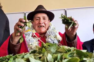 Rafael Quispe predice futuro en hojas de coca