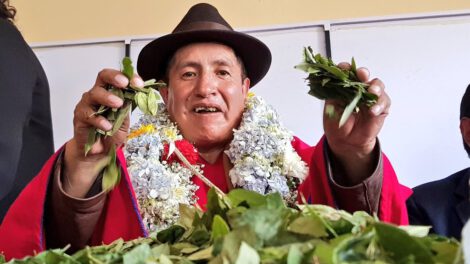 Rafael Quispe predice futuro en hojas de coca