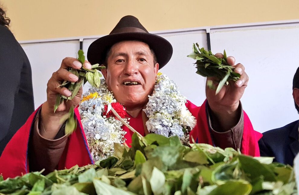 Rafael Quispe predice futuro en hojas de coca