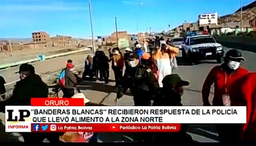 Policía de Oruro apoya a familias con víveres