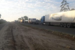 Bloqueos en Yapacaní impiden el ingreso de transporte pesado