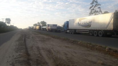 Bloqueos en Yapacaní impiden el ingreso de transporte pesado