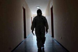 Covid-19 en Bolivia: Personal de salud en los pasillos de un hospital