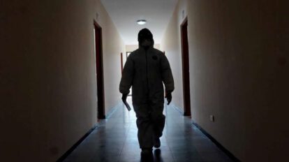 Covid-19 en Bolivia: Personal de salud en los pasillos de un hospital