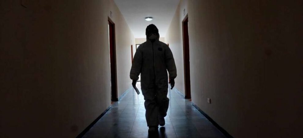 Covid-19 en Bolivia: Personal de salud en los pasillos de un hospital