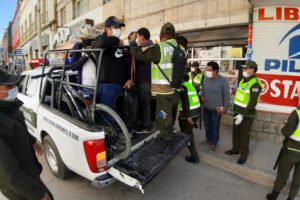Cuarentena en Oruro: Policía arrestó a más de 180 personas