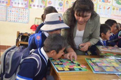 Niños interactuando con nuevo material didáctico