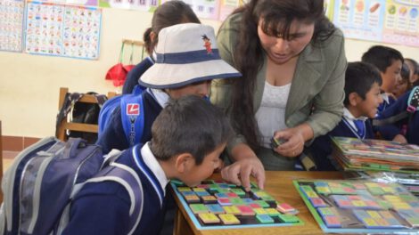 Niños interactuando con nuevo material didáctico