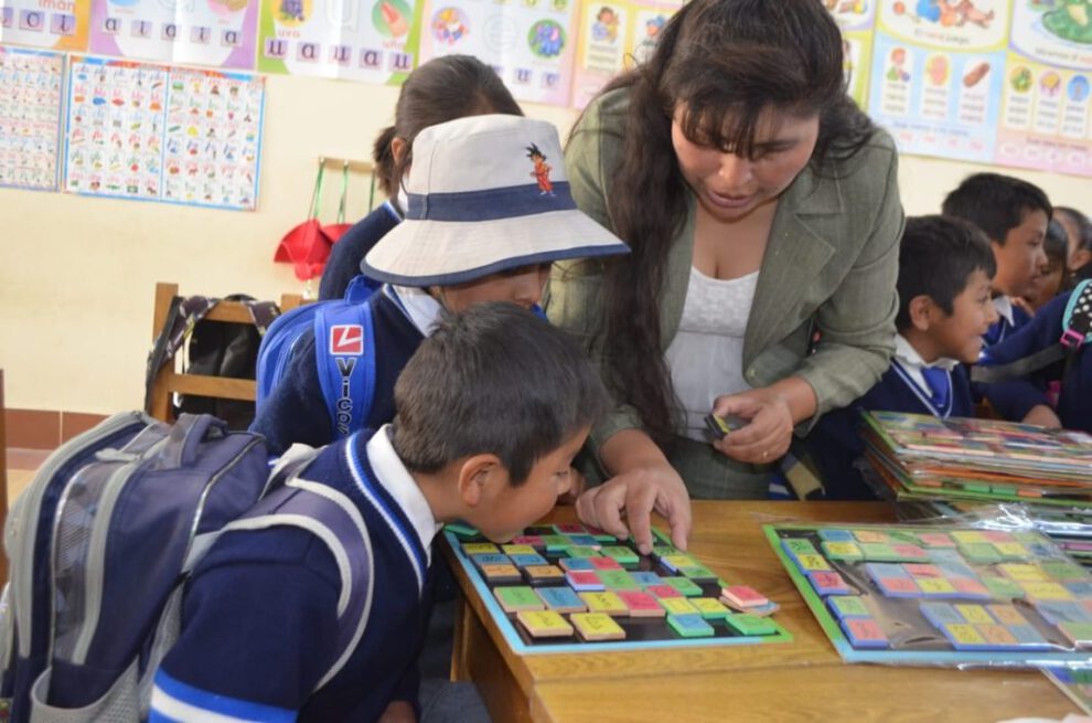 Niños interactuando con nuevo material didáctico
