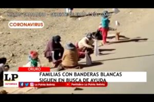 Familias con banderas blancas esperando ayuda para alimentos