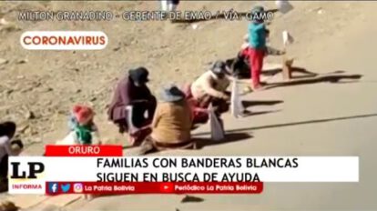 Familias con banderas blancas esperando ayuda para alimentos