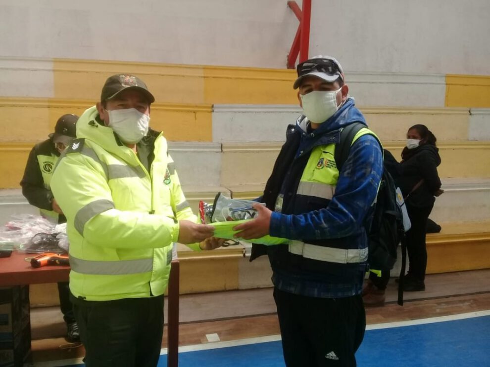 Equipos de bioseguridad entregados a Tráfico y Vialidad en Oruro