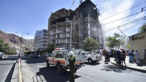 Incendio en edificio en construcción en La Paz