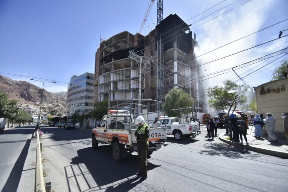 Incendio en edificio en construcción en La Paz