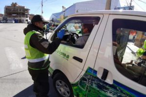 Exceso de pasajeros en transporte público en Oruro