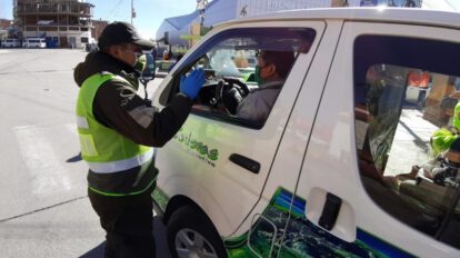 Exceso de pasajeros en transporte público en Oruro