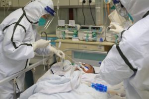Personal médico trata a un paciente de Covid-19 en Oruro