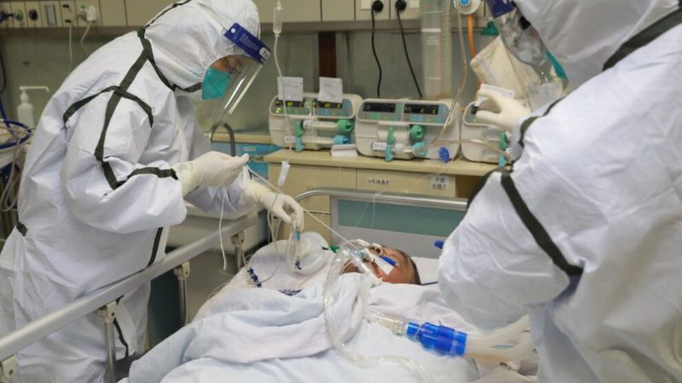 Personal médico trata a un paciente de Covid-19 en Oruro