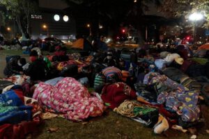 Bolivianos acampan consulado Chile