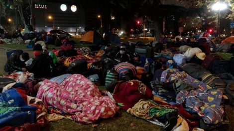 Bolivianos acampan consulado Chile