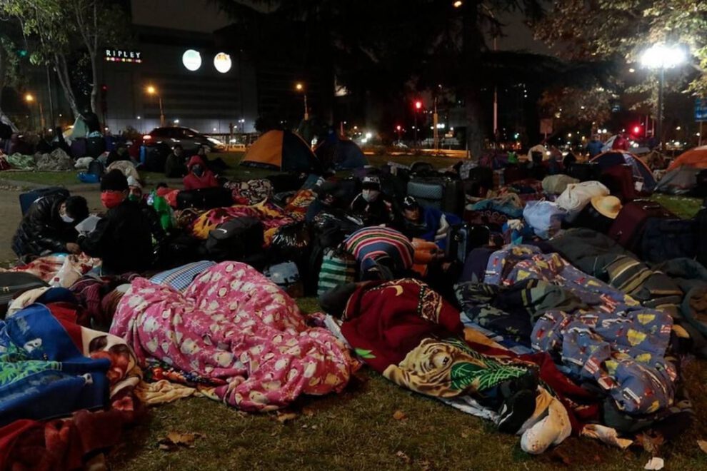 Bolivianos acampan consulado Chile