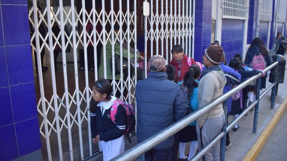 Horario normal de ingreso a clases en Oruro