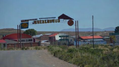 Eucaliptus bloqueada por autoridades originarias exigiendo la renuncia del alcalde