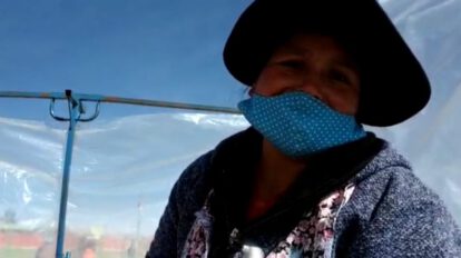 Doña Ricarda Soto vende chicharrón de llama con medidas de bioseguridad