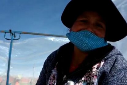 Doña Ricarda Soto vende chicharrón de llama con medidas de bioseguridad