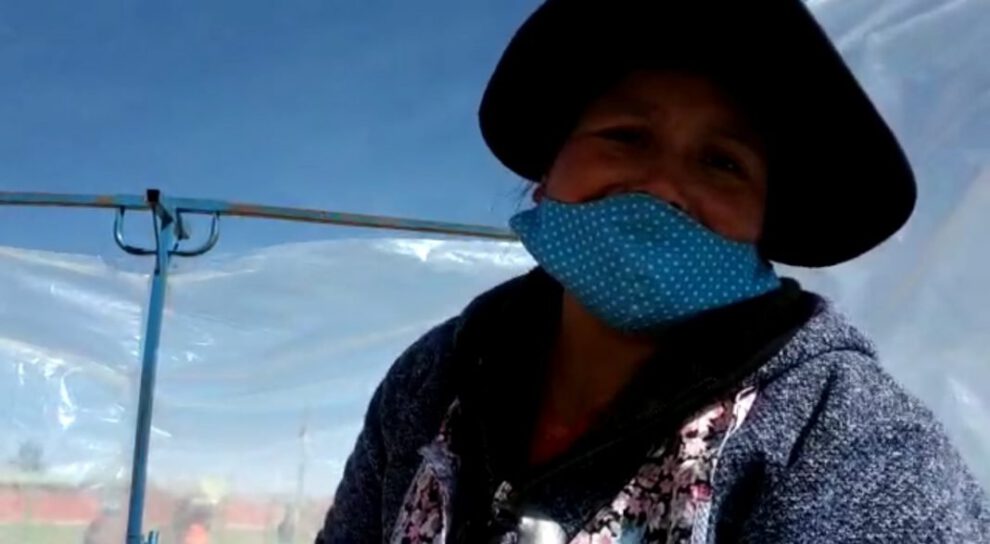 Doña Ricarda Soto vende chicharrón de llama con medidas de bioseguridad