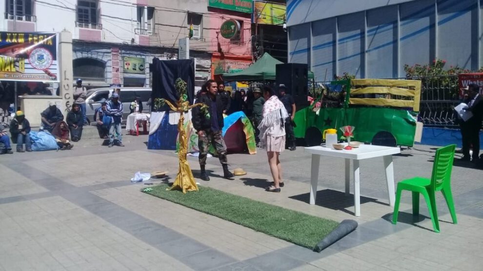 Estudiantes de Derecho presentan el Código Penal en una feria