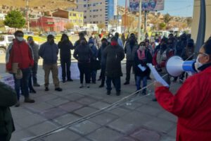 Protesta sobre el seguro Covid-19 para instaladores de gas frente a YPFB