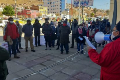 Protesta sobre el seguro Covid-19 para instaladores de gas frente a YPFB