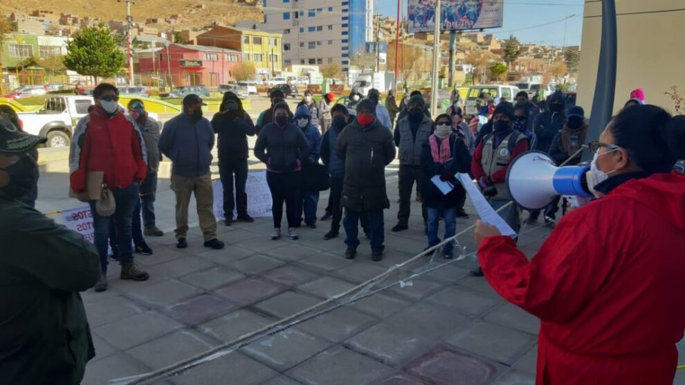 Protesta sobre el seguro Covid-19 para instaladores de gas frente a YPFB