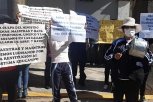 Protesta de exdocentes de Profocom con ollas vacías