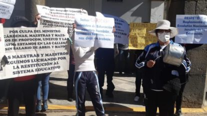 Protesta de exdocentes de Profocom con ollas vacías