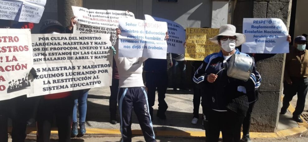 Protesta de exdocentes de Profocom con ollas vacías