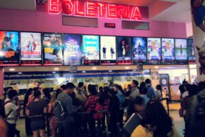 Cine Center campaña SÉ UN HÉROE para donantes de plasma hiperinmune