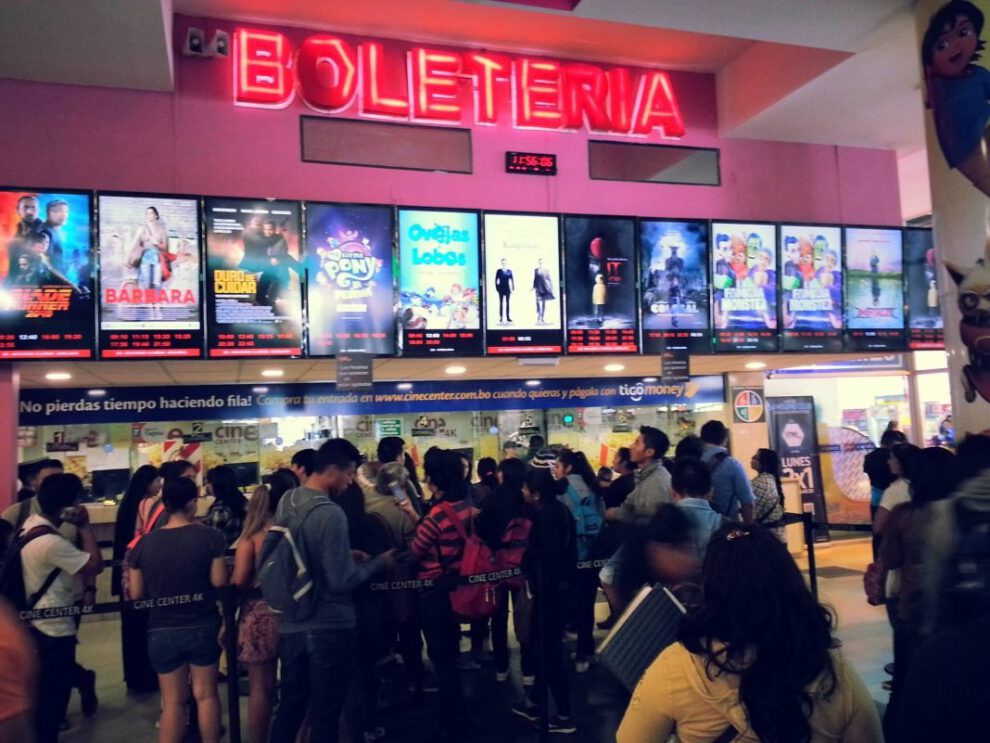 Cine Center campaña SÉ UN HÉROE para donantes de plasma hiperinmune