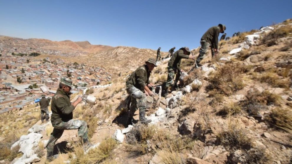 Escudo Nacional restaurado en el cerro San Pedro por el Regimiento Camacho