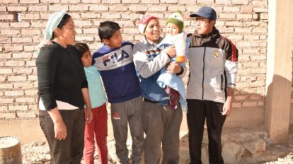Vicente padre y madre junto a su familia