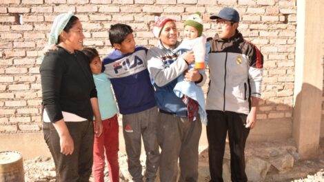 Vicente padre y madre junto a su familia