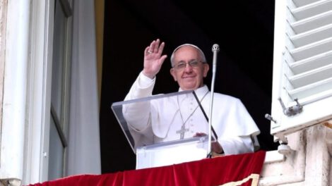 Papa Francisco en el palco durante la misa de Ángelus