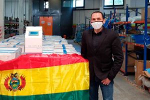 Cónsul de Bolivia en Barcelona junto a respiradores antes de ser enviados a Bolivia
