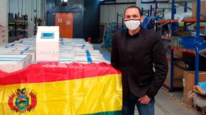 Cónsul de Bolivia en Barcelona junto a respiradores antes de ser enviados a Bolivia