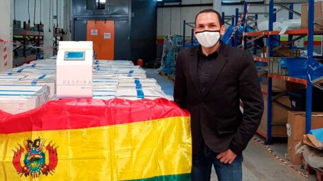 Cónsul de Bolivia en Barcelona junto a respiradores antes de ser enviados a Bolivia