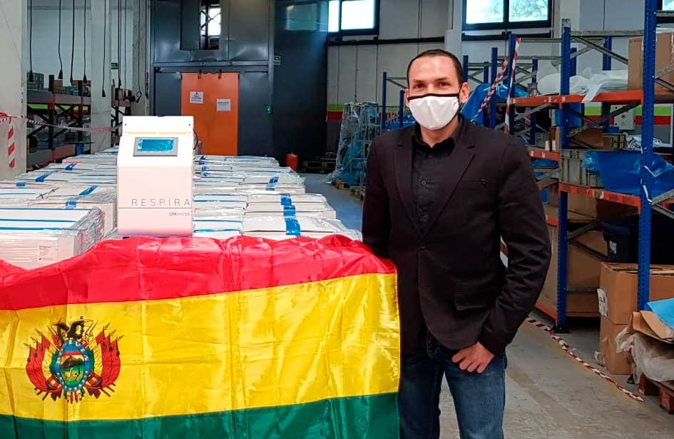 Cónsul de Bolivia en Barcelona junto a respiradores antes de ser enviados a Bolivia