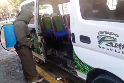 Desinfección de minibús durante la pandemia del Covid-19