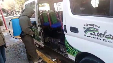 Desinfección de minibús durante la pandemia del Covid-19