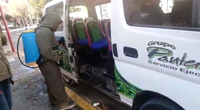 Desinfección de minibús durante la pandemia del Covid-19